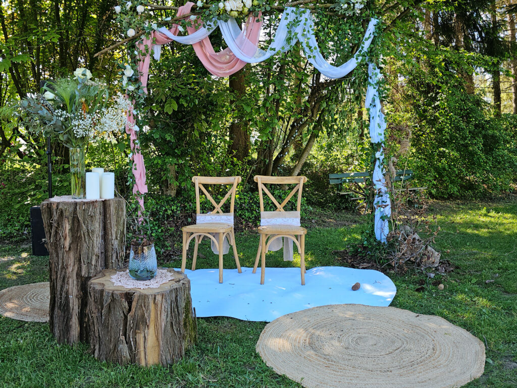 Deux chaises avec décorations de mariage 